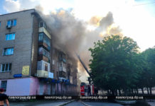 У Павлограді масштабна пожежа, згорів дах будинку: можливі причини (ФОТО і ВІДЕО)