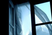 У Павлограді літня жінка випала з вікна багатоповерхівки