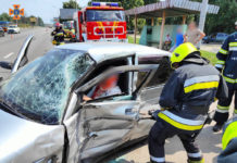 ДТП на вул. Дніпровська у Павлограді: водія затисло в машині
