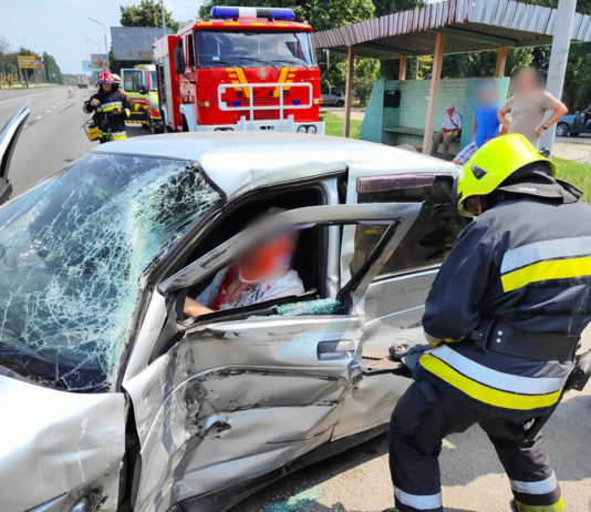 ДТП на вул. Дніпровська у Павлограді: водія затисло в машині