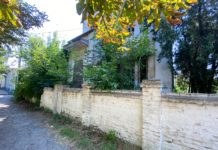 У Павлограді двоє чоловіків вдерлися до хати і вимагали гроші