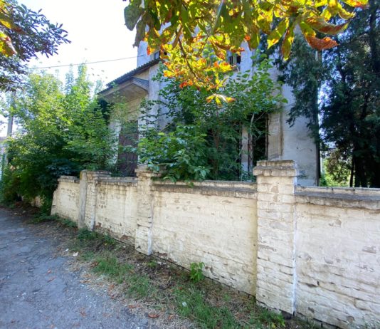 У Павлограді двоє чоловіків вдерлися до хати і вимагали гроші