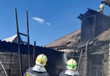 У Павлограді від пожежі у дворі ледь не згорів будинок