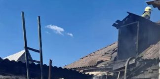 У Павлограді від пожежі у дворі ледь не згорів будинок