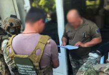 Дніпропетровський воєнком під час війни оформив на батька нові квартири і машини