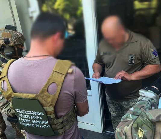 Дніпропетровський воєнком під час війни оформив на батька нові квартири і машини