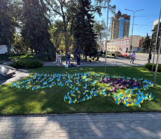 У Павлограді на Алеї Слави виклали мапу України з прапорців