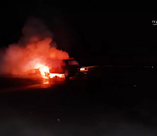 У Павлограді згорів легковик