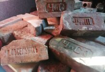 Павлоградець подарував музею колекцію старовинної цегли