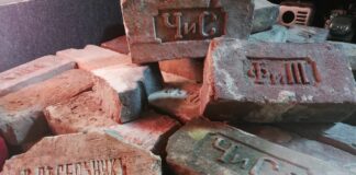 Павлоградець подарував музею колекцію старовинної цегли