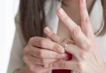 У Павлограді жінка не змогла зняти каблучку