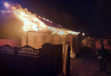 Горів будинок на Павлоградщині: полум’я вибивалося з даху