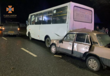 У Павлограді зіткнулися «ВАЗ» і автобус