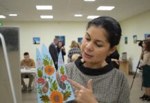 У Павлограді провели майстер-клас з петриківського розпису (ВІДЕО)