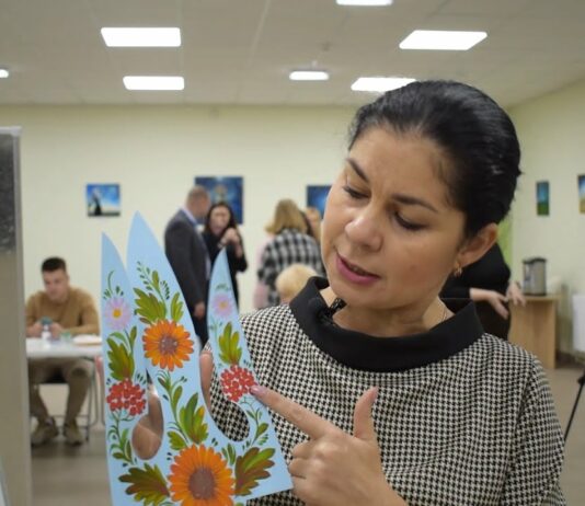 У Павлограді провели майстер-клас з петриківського розпису (ВІДЕО)