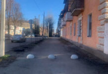 На вул. Світличної біля будинку встановили напівсфери