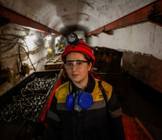 Через війну на шахтах все частіше трудяться жінки — Reuters
