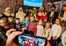 Свята в бомбосховищі… Діти з окупованих територій отримали солодкі подарунки