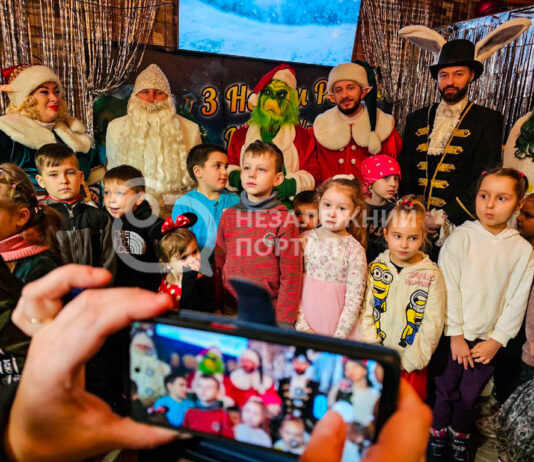 Свята в бомбосховищі… Діти з окупованих територій отримали солодкі подарунки