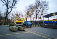 У Павлограді почали монтувати ялинку (ФОТО)