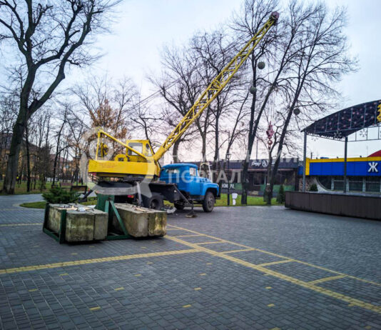 У Павлограді почали монтувати ялинку (ФОТО)