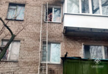 У Павлограді рятувальники зняли з підвіконня двох малюків