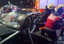 У Павлограді 22-річну водійку затисло в авто після ДТП