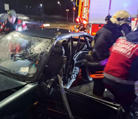 У Павлограді 22-річну водійку затисло в авто після ДТП