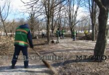 Комунальники показали, як допомагали ліквідовувати наслідки ракетного удару (ВІДЕО)