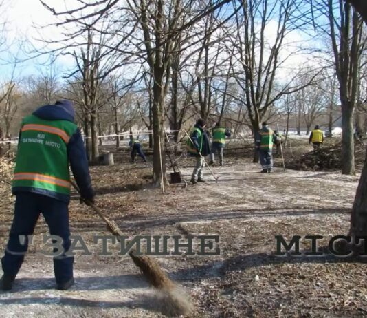 Комунальники показали, як допомагали ліквідовувати наслідки ракетного удару (ВІДЕО)
