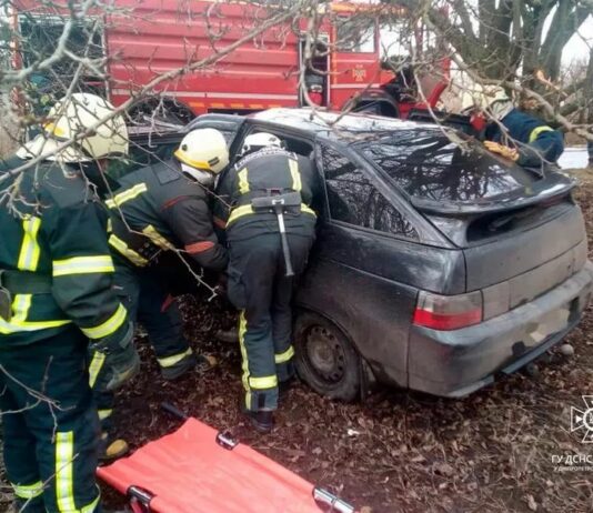 На Павлоградщині молодого хлопця затисло в легковику