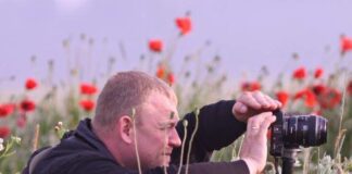 Поблизу Павлограда фотограф відзняв птаха зі здобиччю