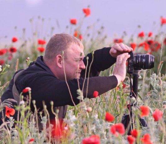 Поблизу Павлограда фотограф відзняв птаха зі здобиччю