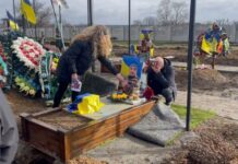 «Похований тричі»: у Павлограді попрощалися із захисником, якого повернули з небуття (ВІДЕО)