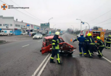 У Павлограді рятувальники дістали тіло водія з понівеченого авто (ВІДЕО)