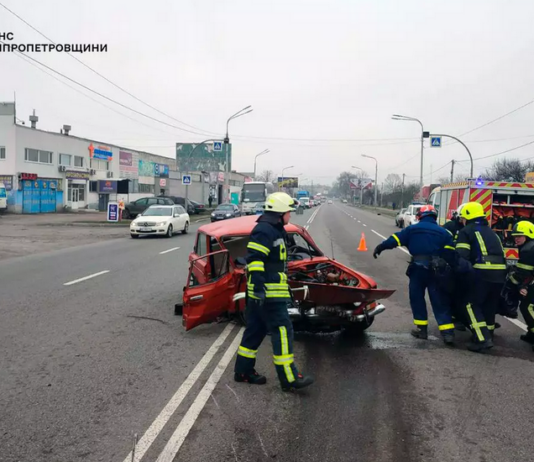 У Павлограді рятувальники дістали тіло водія з понівеченого авто (ВІДЕО)