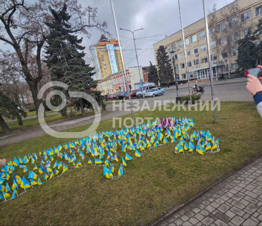 У Павлограді рідні загиблих на війні встановили прапорці з іменами (ВІДЕО)