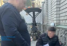 Юрист і працівниця РАЦСу переправляли ухилянтів за кордон