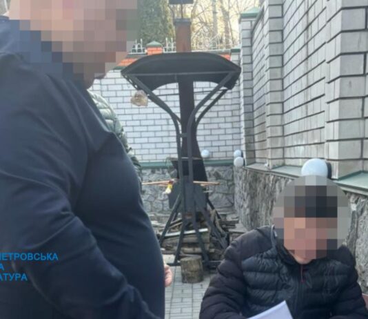Юрист і працівниця РАЦСу переправляли ухилянтів за кордон