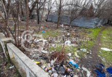 У Павлограді територія колишнього ресторану перетворюється на смітник