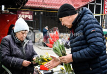 Скільки коштують тюльпани на 8 березня у Павлограді (ВІДЕО)