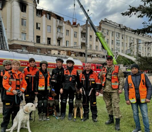 Павлоградські кінологи працювали на розборі завалів в Дніпрі (ФОТО)