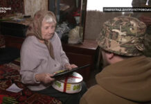Бабуся, що передала гроші на ЗСУ, отримала подяку від військових (ВІДЕО)