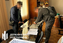 Планували нажитися на переселенцях: затримали на хабарі очільника Новомосковська