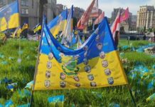 На Майдані Незалежності майорить прапор із фото загиблих павлоградців
