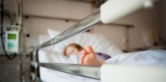 Медики рятують маленьку павлоградку з опіками марганцівкою