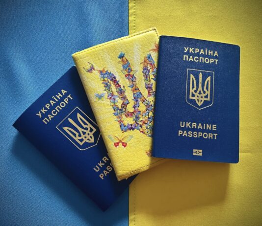 Хто зможе отримати паспорт за кордоном? Опубліковано роз’яснення