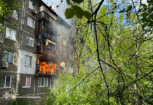 У Першотравенську пожежа охопила кілька поверхів