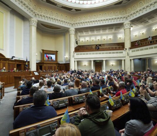 Працівників зможуть звільняти за неповідомлення про родичів, які лишилися в окупації