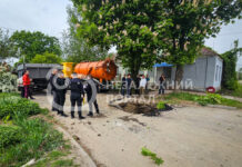 У Павлограді вантажівка провалилася у діру під асфальтом (ФОТО і ВІДЕО)